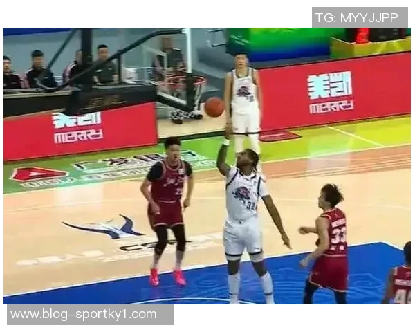 陈林坚状态回暖7投6中砍下15分三分球完美三连击助力球队奋战